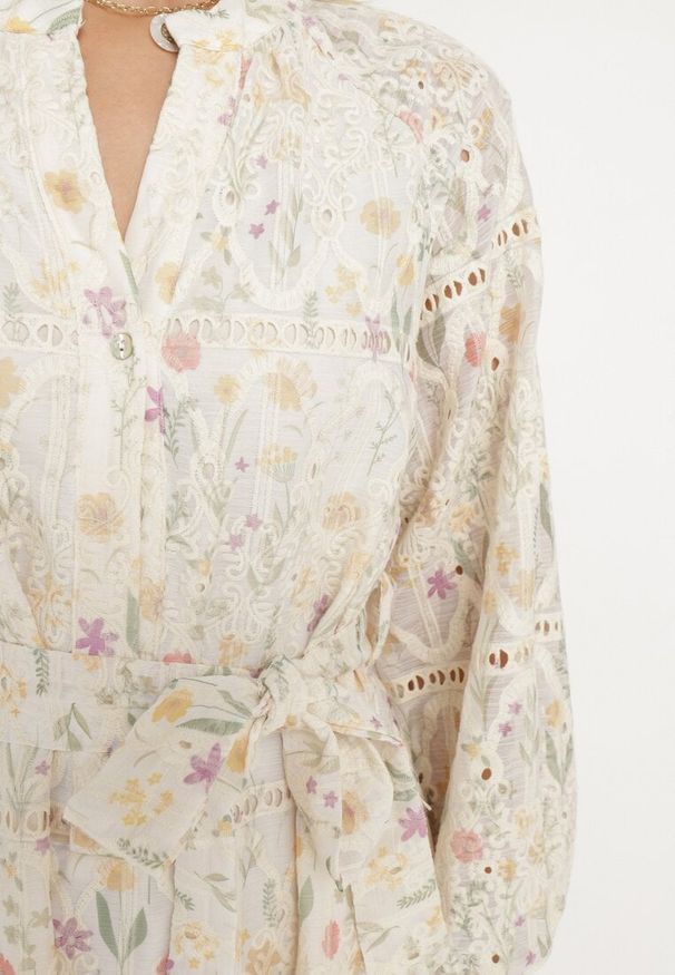 Born2be - Beżowa Rozkloszowana Sukienka w Kwiaty z Paskiem w Talii Dimtia. Okazja: na co dzień. Typ kołnierza: dekolt w kształcie V. Kolor: beżowy. Wzór: kwiaty. Sezon: wiosna, lato. Typ sukienki: proste. Styl: casual, elegancki