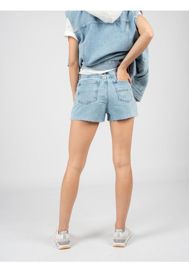 TOMMY HILFIGER - Tommy Jeans Szorty "Hotpant" | DW0DW12458 | Hotpant | Kobieta | Błękitny. Stan: podwyższony. Kolor: niebieski. Materiał: bawełna. Wzór: aplikacja