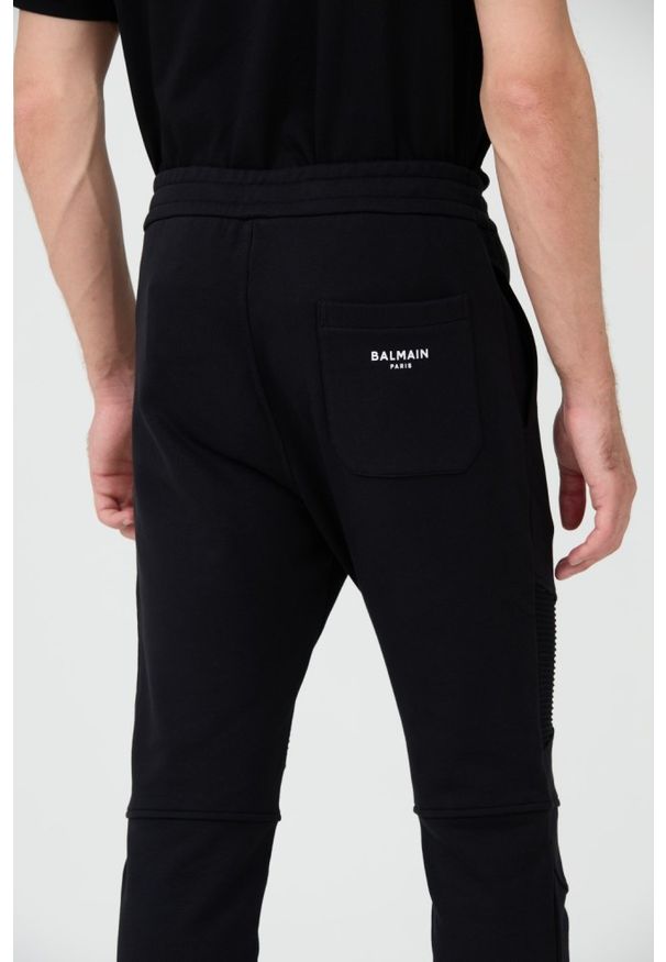 Balmain - BALMAIN Czarne spodnie dresowe RIbbed Flock Sweatpants. Kolor: czarny. Materiał: dresówka