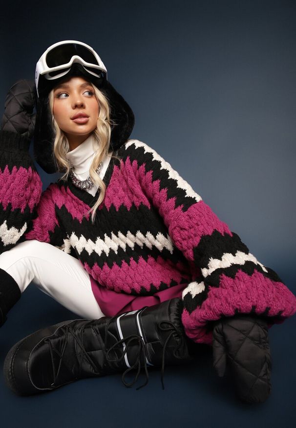Renee - Fuksjowy Oversize Sweter z Trójkątnym Dekoltem z Ozdobnej Dzianiny Klinerda. Kolor: różowy. Materiał: dzianina. Wzór: kolorowy. Sezon: jesień, zima