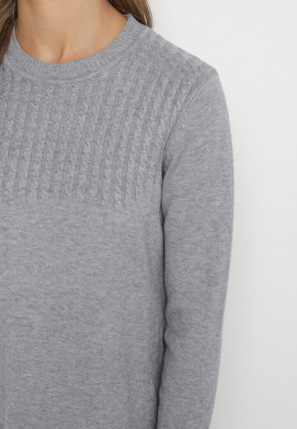 Born2be - Szary Długi Sweter o Luźnym Fasonie Argaria. Kolor: szary. Długość rękawa: długi rękaw. Długość: długie. Wzór: aplikacja. Sezon: zima, jesień