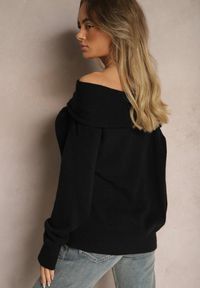 Renee - Czarny Sweter Off Shoulder z Wiskozą z Ozdobnym Marszczeniem przy Dekolcie Nelilda. Okazja: na co dzień. Kolor: czarny. Materiał: wiskoza. Wzór: gładki, ze splotem. Styl: elegancki, casual #4