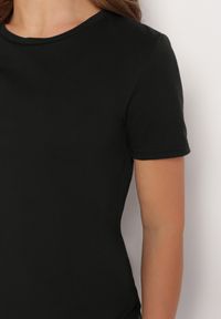 Born2be - Czarny Gładki T-shirt z Krótkim Rękawem Elldora. Kolor: czarny. Materiał: bawełna, jeans. Długość rękawa: krótki rękaw. Długość: krótkie. Wzór: gładki. Styl: klasyczny, elegancki