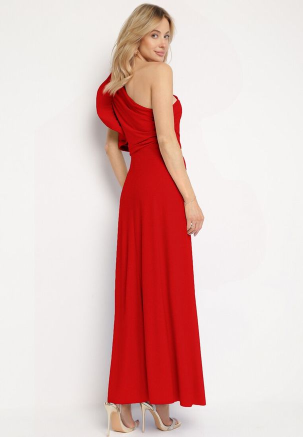 Born2be - Czerwona Asymetryczna Sukienka o Rozkloszowanym Fasonie z Ozdobnymi Falbankami przy Ramionach Virama. Okazja: na wesele, na ślub cywilny, na spacer. Typ kołnierza: kołnierz z falbankami. Kolor: czerwony. Materiał: skóra. Długość rękawa: krótki rękaw. Typ sukienki: asymetryczne. Styl: sportowy, elegancki