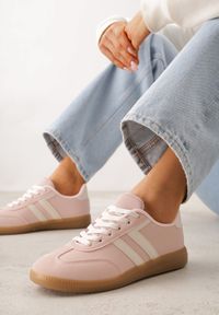 Born2be - Różowe Sneakersy w Stylu Kultowych Tenisówek Genenor. Okazja: na spacer. Kolor: różowy. Materiał: jeans, dresówka. Sport: turystyka piesza #1