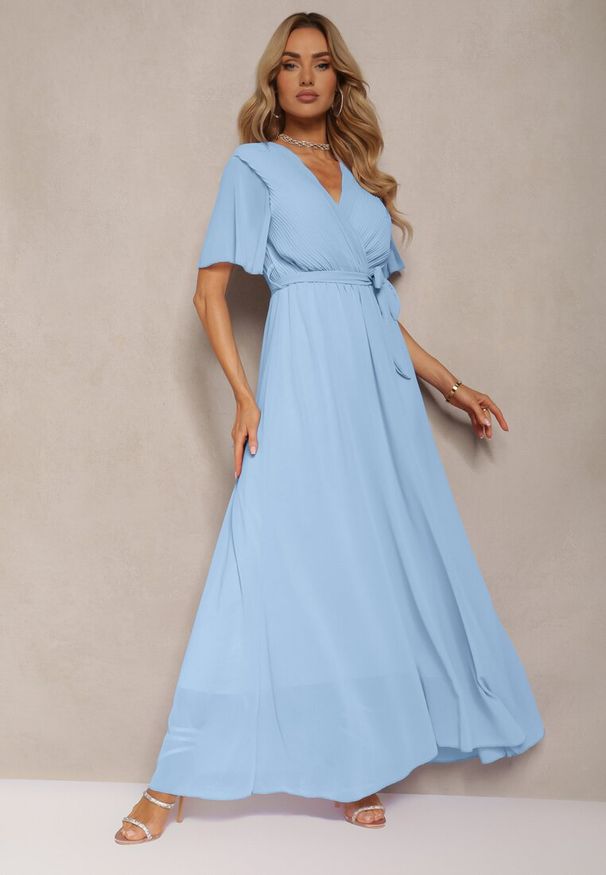 Renee - Niebieska Plisowana Sukienka z Kopertowym Dekoltem i Gumką w Talii Dimitris. Kolor: niebieski. Materiał: materiał. Typ sukienki: kopertowe