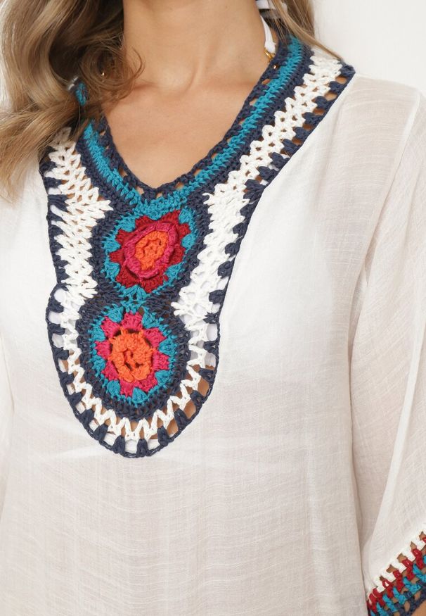 Born2be - Biała Boho Bluzka Narzutka z Rękawem 3/4 Dimette. Okazja: na co dzień. Typ kołnierza: dekolt w kształcie V. Kolor: biały. Materiał: jeans. Wzór: aplikacja, haft, kolorowy. Styl: boho