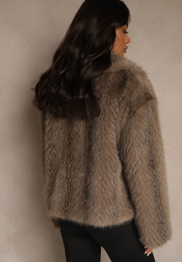 Renee - Jasnobrązowa Kurtka Futerko Ozdobione Cieniowanym Motywem Monideva. Kolor: brązowy. Materiał: futro. Wzór: aplikacja. Sezon: wiosna. Styl: elegancki