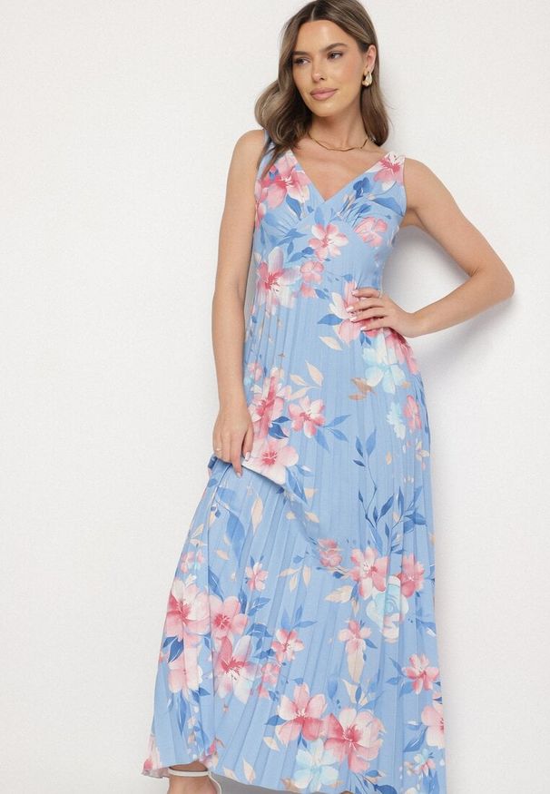 Born2be - Niebieska Sukienka o Rozkloszowanym Kroju z Plisami i Dekoltem w Serek Nitolina. Okazja: na co dzień, na spacer. Typ kołnierza: dekolt w serek. Kolor: niebieski. Materiał: jeans. Długość rękawa: na ramiączkach. Typ sukienki: rozkloszowane. Styl: casual