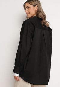Born2be - Czarna Klasyczna Koszula z Bawełny o Kroju Oversize Ronavelle. Okazja: do pracy, na spotkanie biznesowe, na co dzień. Typ kołnierza: kołnierzyk klasyczny. Kolor: czarny. Materiał: bawełna. Długość rękawa: długi rękaw. Długość: długie. Wzór: aplikacja. Styl: klasyczny #6