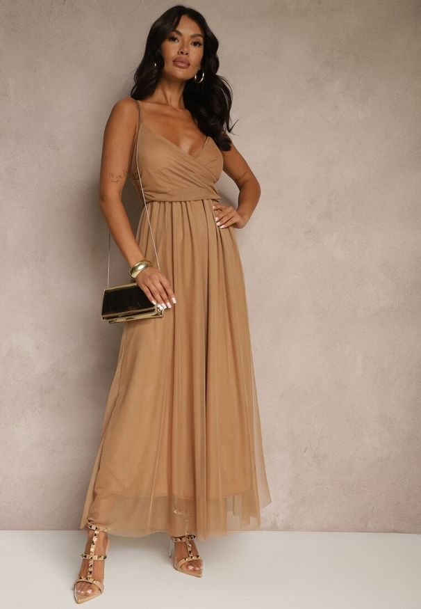 Renee - Ciemnobeżowa Sukienka Koktajlowa Ozdobiona Tiulowym Materiałem Deviora. Okazja: na imprezę, na randkę, na co dzień. Kolor: beżowy. Materiał: materiał, tiul. Długość rękawa: na ramiączkach. Wzór: aplikacja. Styl: wizytowy