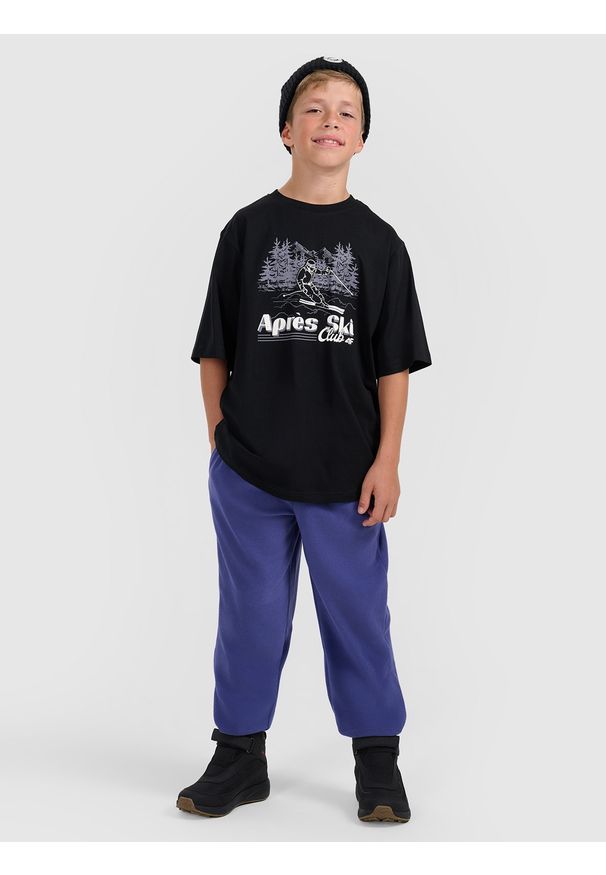 4f - 4F T-shirt loose z nadrukiem chłopięcy - czarny 158/164 (12-14 lat). Okazja: na co dzień, na uczelnię. Kolor: czarny. Materiał: dzianina, bawełna, materiał. Długość: długie. Wzór: nadruk. Sezon: lato. Styl: casual