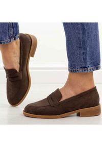 D.Brązowe mokasyny damskie M.Daszyński 2398-4. Okazja: na co dzień. Nosek buta: okrągły. Zapięcie: bez zapięcia. Kolor: brązowy. Szerokość cholewki: normalna. Materiał: skóra. Sezon: wiosna, jesień, lato. Obcas: na obcasie. Styl: casual, elegancki, klasyczny. Wysokość obcasa: niski #1