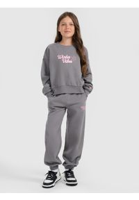 4f - 4F Spodnie dresowe joggery dziewczęce - szare 134 (8-9 lat). Okazja: na co dzień. Stan: podwyższony. Kolor: szary. Materiał: dresówka. Długość: do kostek. Sezon: lato. Styl: casual #1
