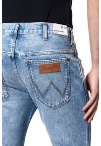 Wrangler - SPODNIE MĘSKIE WRANGLER BOYTON BLUE TOMORROW W16EGW13N. Stan: obniżony. Wzór: kolorowy, aplikacja. Styl: vintage #10