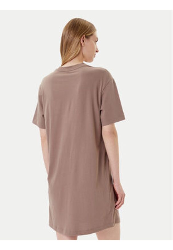 Nike Sukienka codzienna DV7882 Brązowy Relaxed Fit. Okazja: na co dzień. Kolor: brązowy. Materiał: bawełna. Typ sukienki: proste. Styl: casual