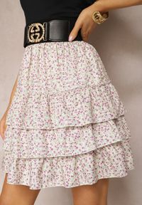 Renee - Różowa Spódnica Mini z Szerokim Paskiem z Klamrą i Falbankami Branja. Kolor: różowy. Wzór: aplikacja, kwiaty