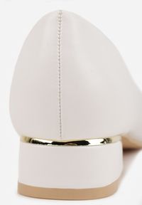 Renee - Białe Czółenka Vices na Słupku ze Skórzaną Wkładką Zizelle. Okazja: na co dzień, na spotkanie biznesowe. Kolor: biały. Materiał: skóra. Wzór: aplikacja. Obcas: na słupku. Styl: biznesowy, elegancki, casual, klasyczny, wizytowy. Wysokość obcasa: średni #3