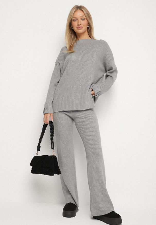 Born2be - Ciemnoszary Komplet Dzianinowy z Wełną i Bawełną Sweter z Guzikami i Spodnie Lanadia. Kolor: szary. Materiał: dzianina, bawełna, wełna