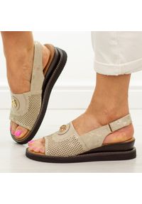 Złote sandały damskie na koturnie Jezzi 2267-2. Okazja: na co dzień, na spacer. Zapięcie: rzepy. Kolor: złoty. Materiał: skóra. Sezon: lato. Obcas: na koturnie. Styl: casual, klasyczny, elegancki #1