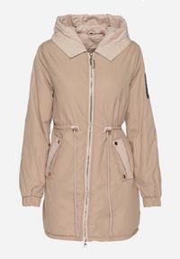 Born2be - Ciemnobeżowa Kurtka Parka z Kapturem i Ściągaczem w Pasie Sizana. Okazja: na spacer, na co dzień. Typ kołnierza: kaptur. Kolor: beżowy. Materiał: jeans. Styl: klasyczny, casual, elegancki #3