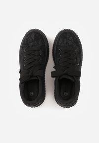 Renee - Czarne Koronkowe Sneakersy na Platformie z Tłoczeniem i Brokatem Phisnell. Okazja: na co dzień. Kolor: czarny. Materiał: koronka. Obcas: na platformie #9
