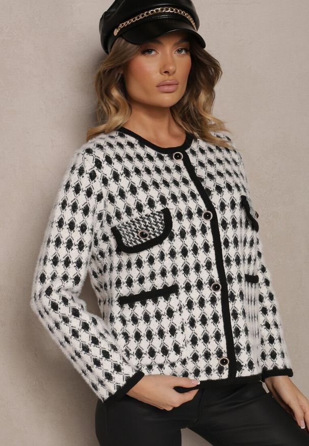 Renee - Biały Wiskozowy Kardigan Ozdobiony Wzorem w Pepitkę i Guzikami Saveri. Kolor: biały. Materiał: wiskoza. Wzór: aplikacja. Styl: retro, elegancki