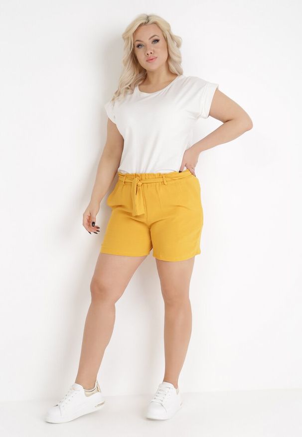 Born2be - Żółte Szorty Partheia. Kolekcja: plus size. Kolor: żółty. Materiał: materiał, tkanina. Wzór: jednolity, gładki