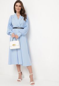 Born2be - Jasnoniebieska Sukienka Rozkloszowana z Paskiem Aidyn. Kolor: niebieski. Typ sukienki: kopertowe. Styl: elegancki. Długość: midi #4