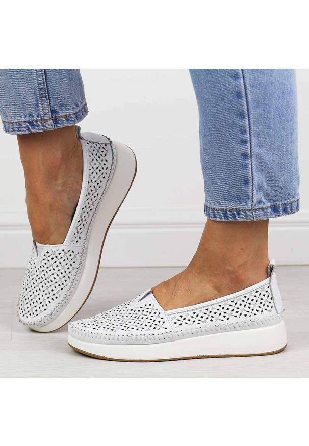 Białe skórzane ażurowe półbuty damskie Filippo Dp4555/26. Okazja: na co dzień. Zapięcie: bez zapięcia. Kolor: beżowy. Materiał: skóra. Szerokość cholewki: normalna. Wzór: ażurowy. Sezon: wiosna, lato. Styl: casual, klasyczny, elegancki