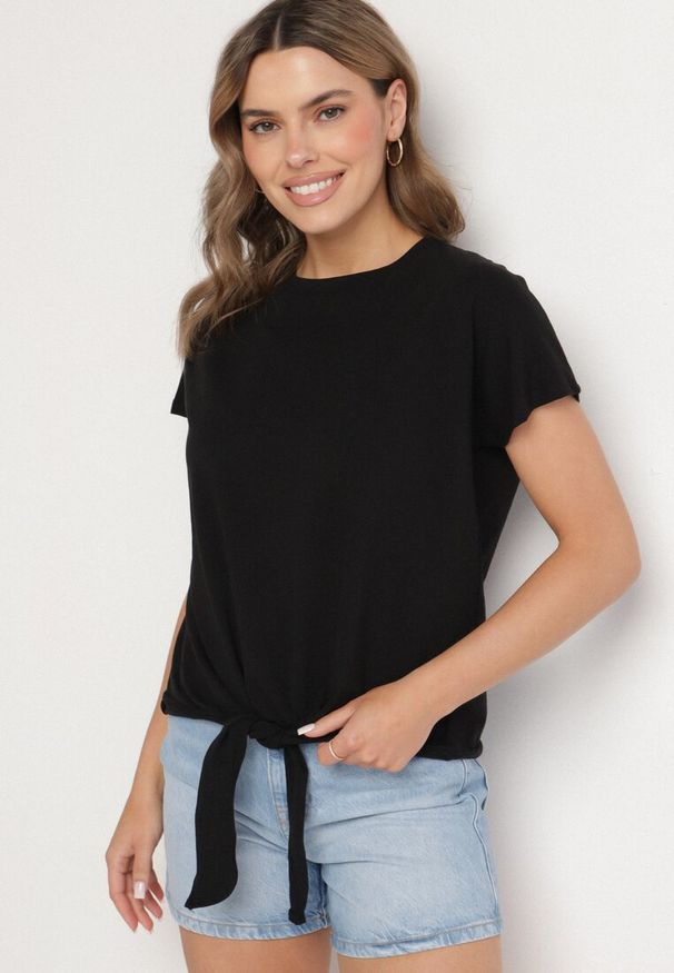 Born2be - Czarny T-shirt z Bawełny z Ozdobnym Wiązaniem Sunitra. Okazja: na co dzień. Kolor: czarny. Materiał: bawełna. Sezon: wiosna, lato. Styl: klasyczny, casual