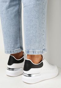Born2be - Biało-Czarne Sneakersy Ohei. Nosek buta: okrągły. Kolor: biały. Materiał: materiał. Szerokość cholewki: normalna. Wzór: aplikacja, kolorowy #5