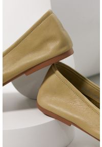 Answear Lab baleriny skórzane kolor turkusowy. Kolor: turkusowy. Materiał: skóra. Obcas: na obcasie. Styl: wakacyjny. Wysokość obcasa: niski #2