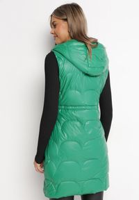 Born2be - Zielona Pikowana Kamizelka Bezrękawnik z Kapturem Zapinana na Zamek Amitri. Typ kołnierza: kaptur. Kolor: zielony. Długość rękawa: bez rękawów #4