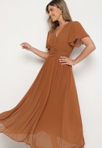 Born2be - Brązowa Kopertowa Sukienka Maxi z Gumką w Pasie Narlin. Kolor: brązowy. Materiał: tkanina. Sezon: lato. Typ sukienki: kopertowe. Długość: maxi