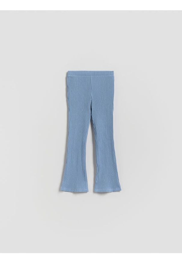Reserved - Prążkowane spodnie flare - niebieski. Kolor: niebieski. Materiał: prążkowany