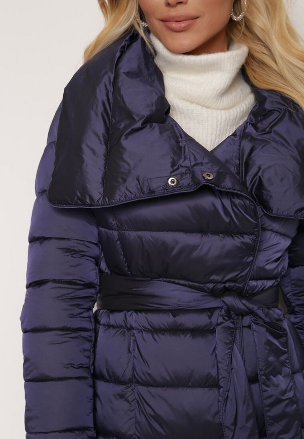 Renee - Granatowa Kurtka Dagiel. Typ kołnierza: bez kaptura. Kolor: niebieski. Długość rękawa: długi rękaw. Długość: długie. Wzór: aplikacja. Sezon: zima. Styl: elegancki