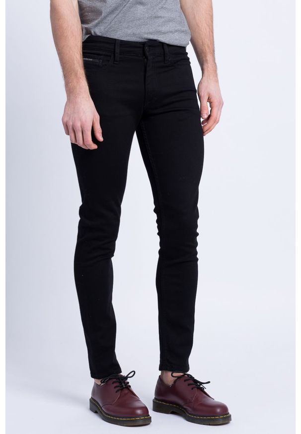 Calvin Klein Jeans - Jeansy. Kolor: czarny. Materiał: bawełna, poliester, denim, elastan. Wzór: gładki, aplikacja