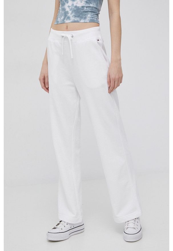 Tommy Jeans spodnie DW0DW12947.PPYY damskie kolor biały gładkie. Stan: podwyższony. Kolor: biały. Materiał: bawełna. Wzór: gładki