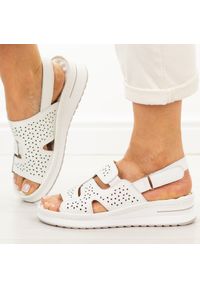 Białe skórzane sandały damskie Cambell 40330. Okazja: na co dzień. Zapięcie: rzepy. Kolor: biały. Materiał: skóra. Sezon: wiosna, lato. Obcas: na platformie. Styl: casual #1