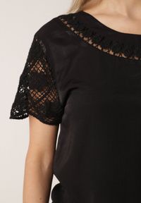 Born2be - Czarna Bluzka Ozdobiona Ażurowymi Rękawkami Kelnila. Okazja: na co dzień, do pracy. Kolor: czarny. Materiał: jeans. Długość rękawa: krótki rękaw. Długość: długie. Wzór: ażurowy, aplikacja. Styl: casual, klasyczny, elegancki #4