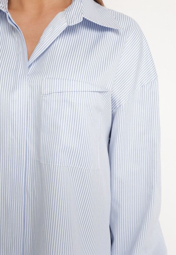 Born2be - Niebieska Koszula Zapinana na Guziki z Kieszonką Uloedri. Okazja: na co dzień, na spotkanie biznesowe. Kolekcja: plus size. Kolor: niebieski. Materiał: jeans. Długość rękawa: długi rękaw. Długość: długie. Styl: casual, klasyczny, biznesowy