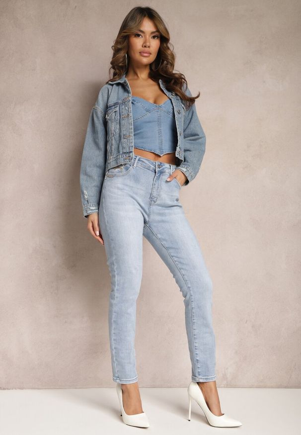 Renee - Jasnoniebieskie Jeansy Skinny z Subtelnymi Przetarciami i Przeszyciami na Kieszeniach Lenari. Kolor: niebieski