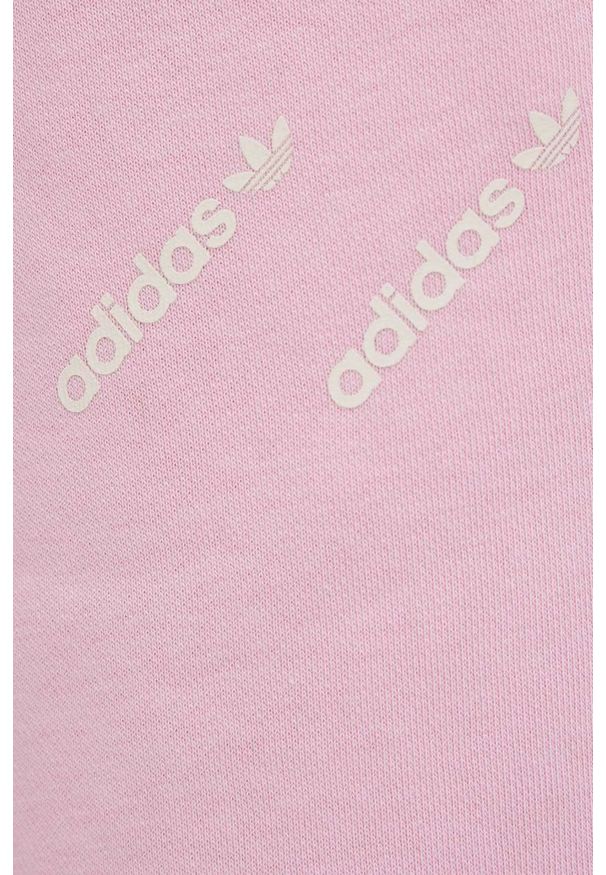 adidas Originals spodnie damskie kolor różowy z nadrukiem. Stan: podwyższony. Kolor: różowy. Materiał: dzianina, materiał, włókno. Wzór: nadruk
