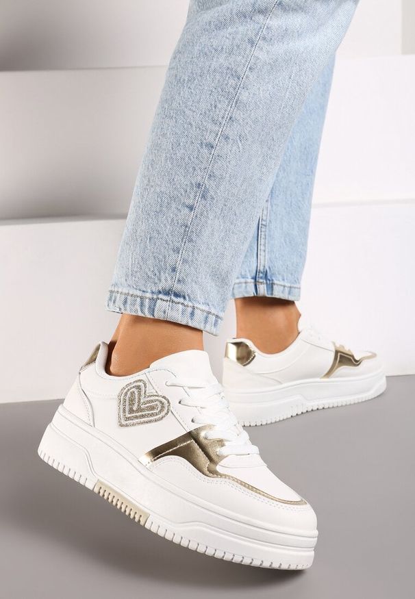 Born2be - Białe Sneakersy z Brokatowym Serduszkiem Asitalla. Okazja: na co dzień. Kolor: biały. Materiał: jeans