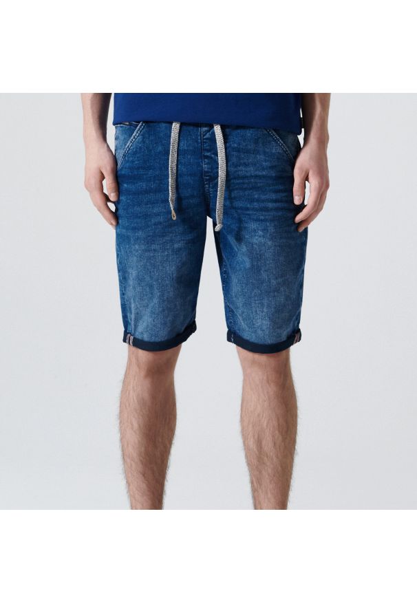Cropp - Jeansowe szorty jogger - Niebieski. Kolor: niebieski. Materiał: jeans