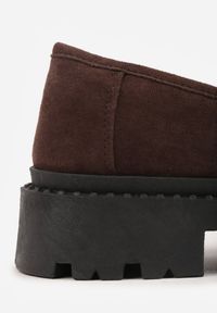 Renee - Brązowe Wsuwane Mokasyny Vices na Platformie Dionela. Okazja: na co dzień. Zapięcie: bez zapięcia. Kolor: brązowy. Materiał: jeans, koronka. Sezon: jesień. Obcas: na platformie. Styl: casual, klasyczny #3