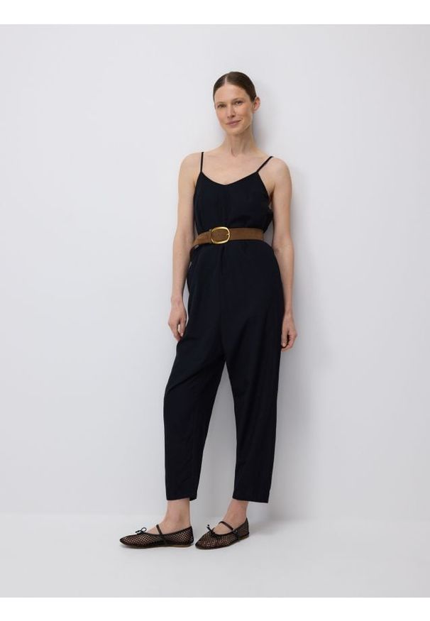 Reserved - Kombinezon na ramiączkach z wiskozą - czarny. Kolor: czarny. Materiał: wiskoza. Długość rękawa: na ramiączkach