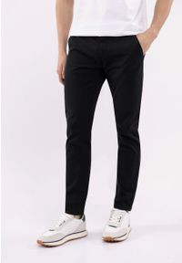 Volcano - Czarne spodnie chinosy R-PARKS. Kolekcja: plus size. Kolor: czarny. Materiał: materiał, tkanina, nubuk. Wzór: aplikacja, ze splotem. Styl: klasyczny