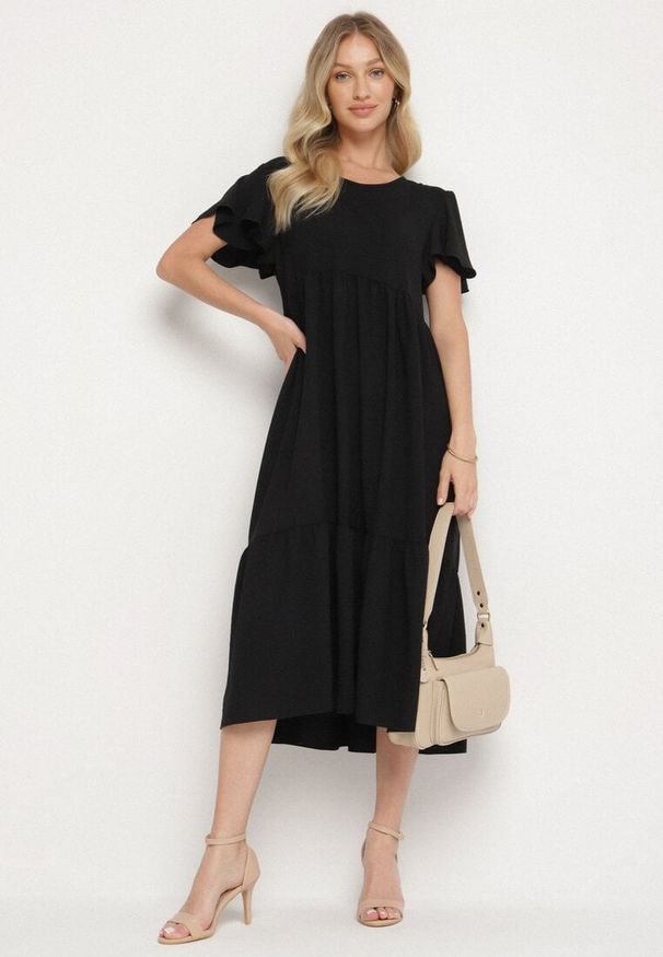 Born2be - Czarna Sukienka o Rozkloszowanym Kroju z Wiskozą Filastia. Okazja: na co dzień. Typ kołnierza: dekolt w kształcie V. Kolor: czarny. Materiał: wiskoza. Długość rękawa: krótki rękaw. Typ sukienki: rozkloszowane. Styl: elegancki, casual, klasyczny